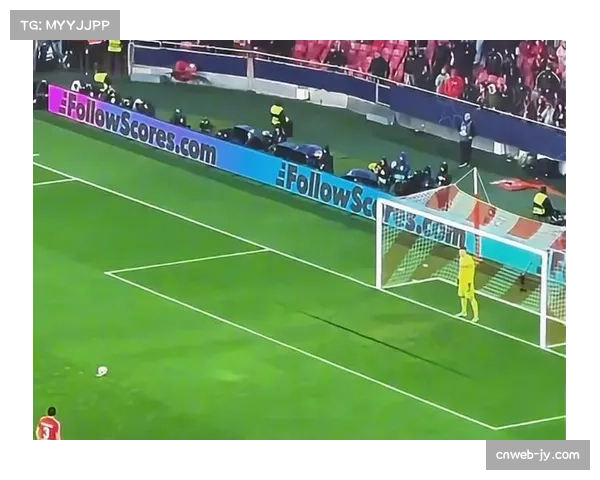 特写：莱万训练中加练点球，为争冠关键战役做准备