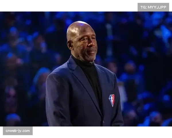 火花队新秀在训练中模仿詹姆斯-沃西的经典快攻动作